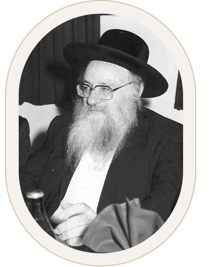 תמונה של איש דתי עם זקן חובש כובע רחב שוליים.